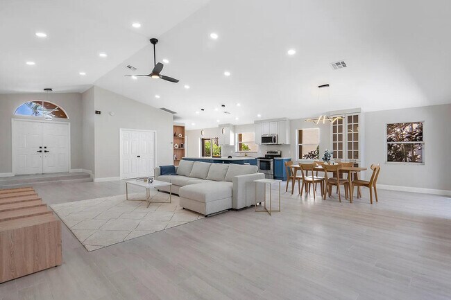 Foto del edificio - 8031 Nadmar Ave