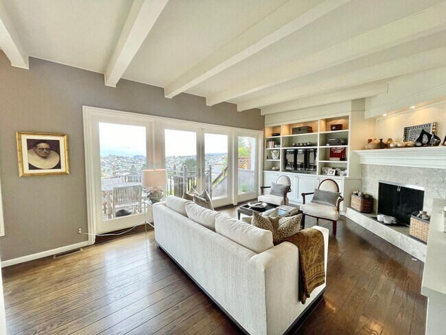 Building Photo - 3BR/2.5BA INCOMPARABLE Views!!! Prime Coro...