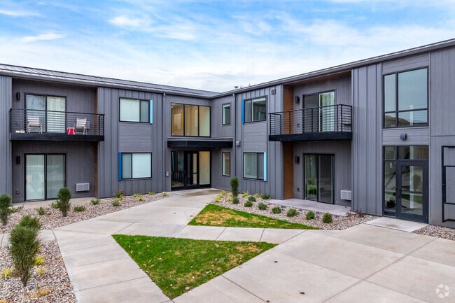 Entrada - Boatworks Flats