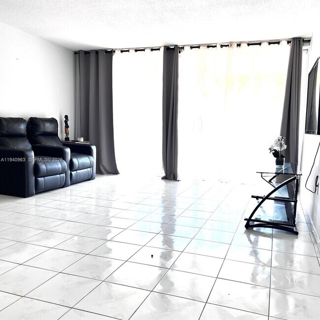 Foto del edificio - 1670 NE 191st St