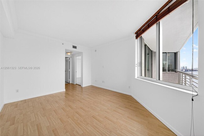 Foto del edificio - 325 S Biscayne Blvd