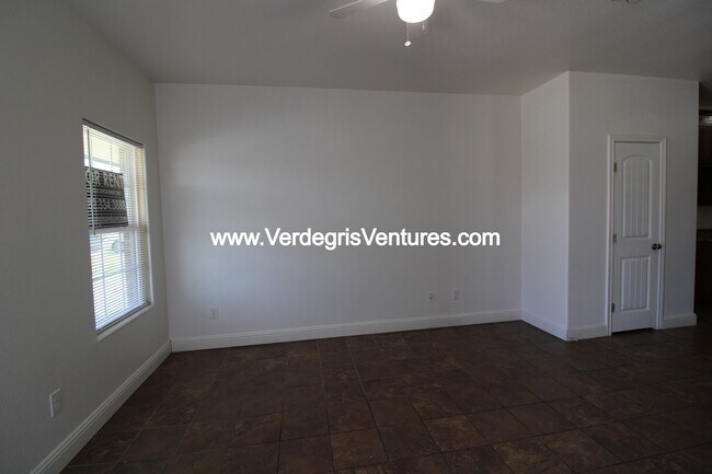 Foto del edificio - 8129 Tanner Ave
