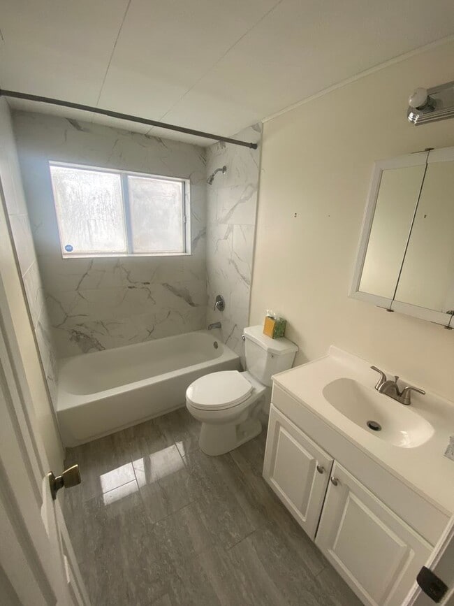 Foto del edificio - 3 bed, 1 Bath St. Petersburg FL