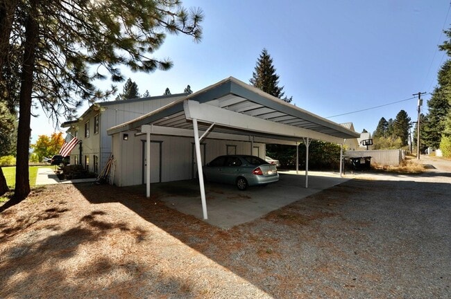 Building Photo - Newly remodeled: upstairs apartment: 2 bed...