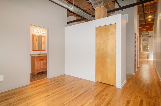 Building Photo - 1500 W Monroe St