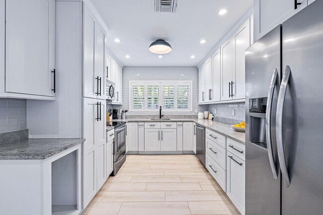 Foto del edificio - 215 Cortez Rd