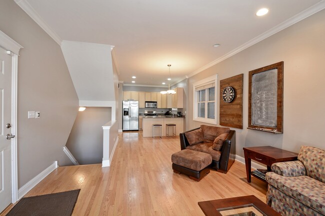 Building Photo - 1528 N Hudson Ave