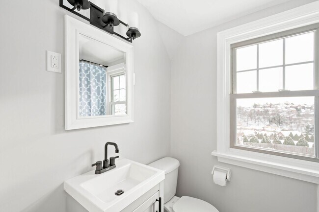 Foto del edificio - Charming 4 bedroom home in Pittsburgh avai...