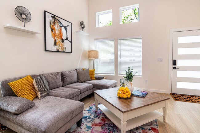 Foto del edificio - Spacious 3BR/3BA home in a quiet neighborh...