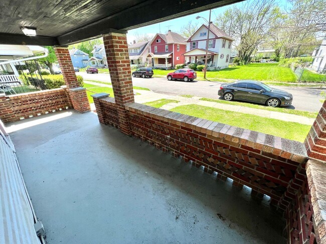 Building Photo - Newly Rehabbed Single Family in Dayton!