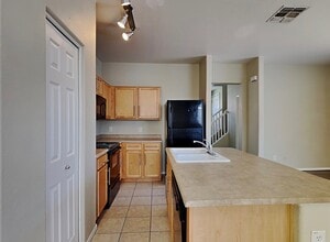 Building Photo - 291 N Linden Ave