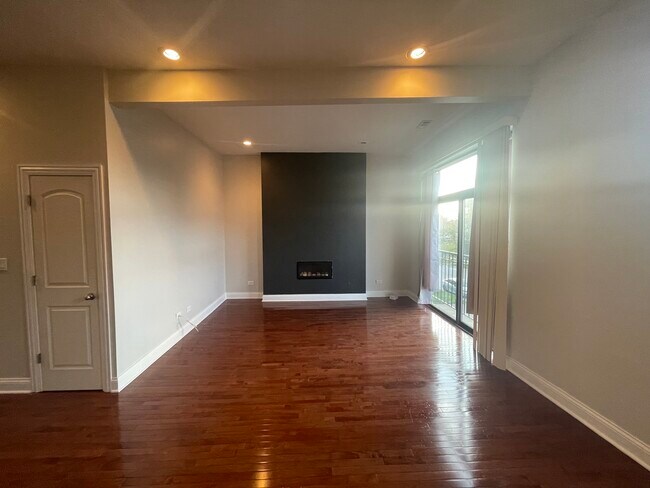 Foto del edificio - 469 E Bowen Ave
