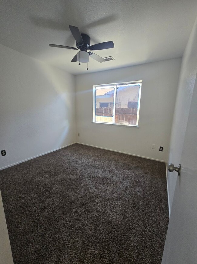 Foto del edificio - 3 Br 1 Ba available now