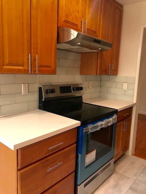 Kitchen Stove - 222 S Central Ave