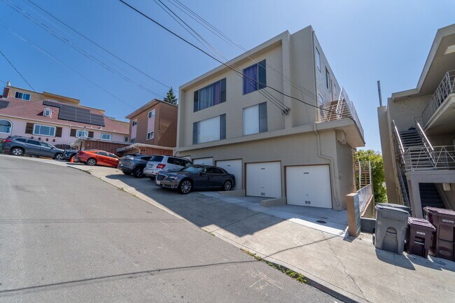 Building Photo - 498 Capital St