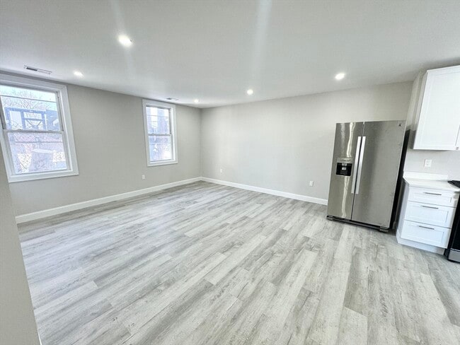 Building Photo - 55 Burrell St