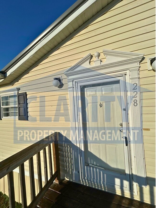 Building Photo - Three bedroom, single level home in Old Fo...