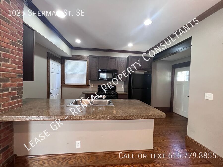 Primary Photo - Three Bedroom Single Family Home - Close t...