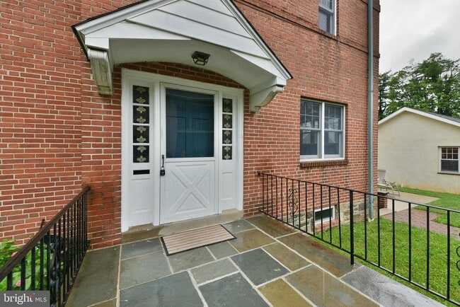 Building Photo - 27 Bysher Ave