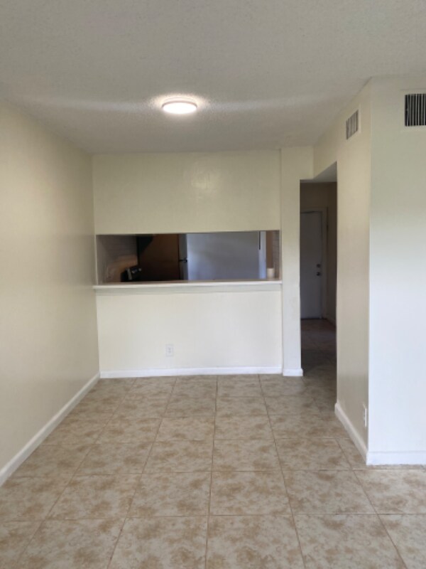 Foto del edificio - 4136 Lakeside Dr