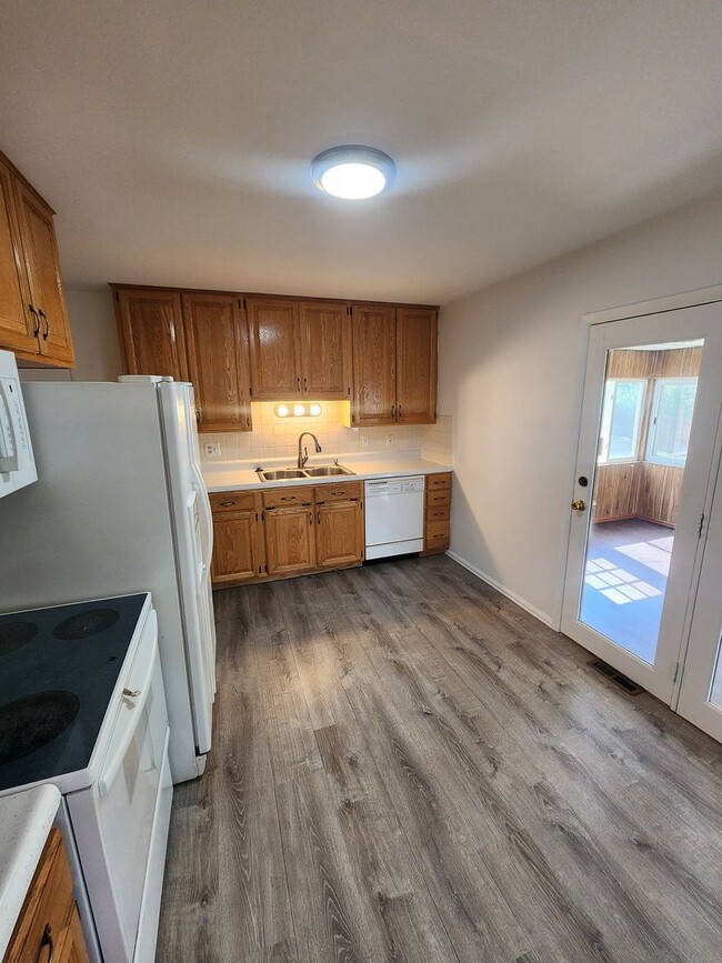 Foto del edificio - Spacious & Updated Home in Lakewood's Prem...