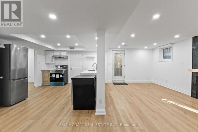 Building Photo - 5436 Edencroft Crescent