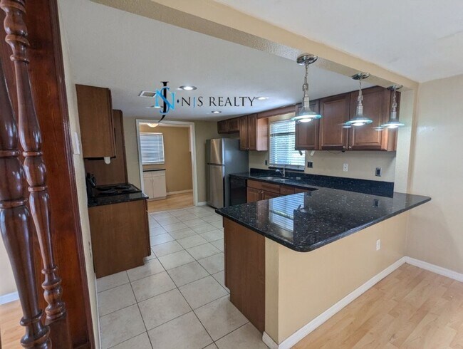 Foto del edificio - Beautiful 2/2/1 1600 Sq. Ft. with BONUS RO...