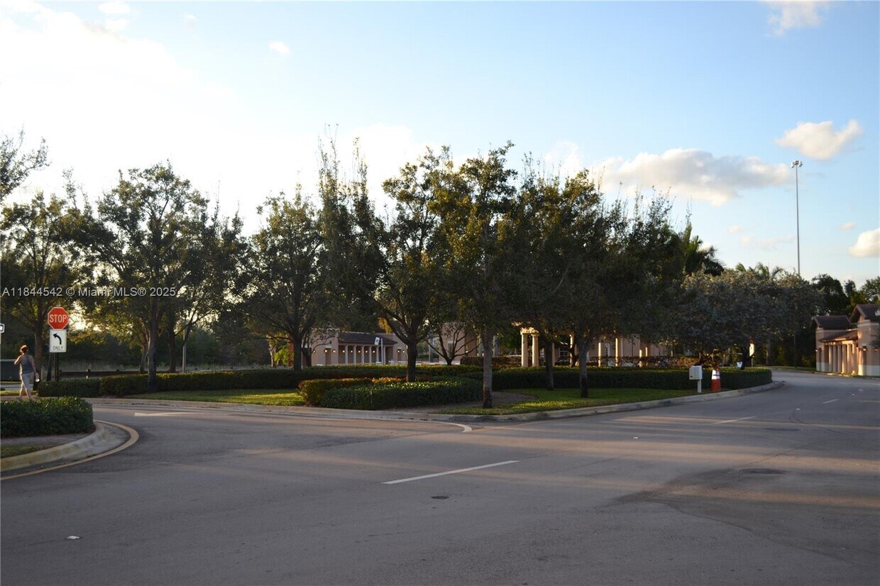 Primary Photo - 1008 SW 147th Ave