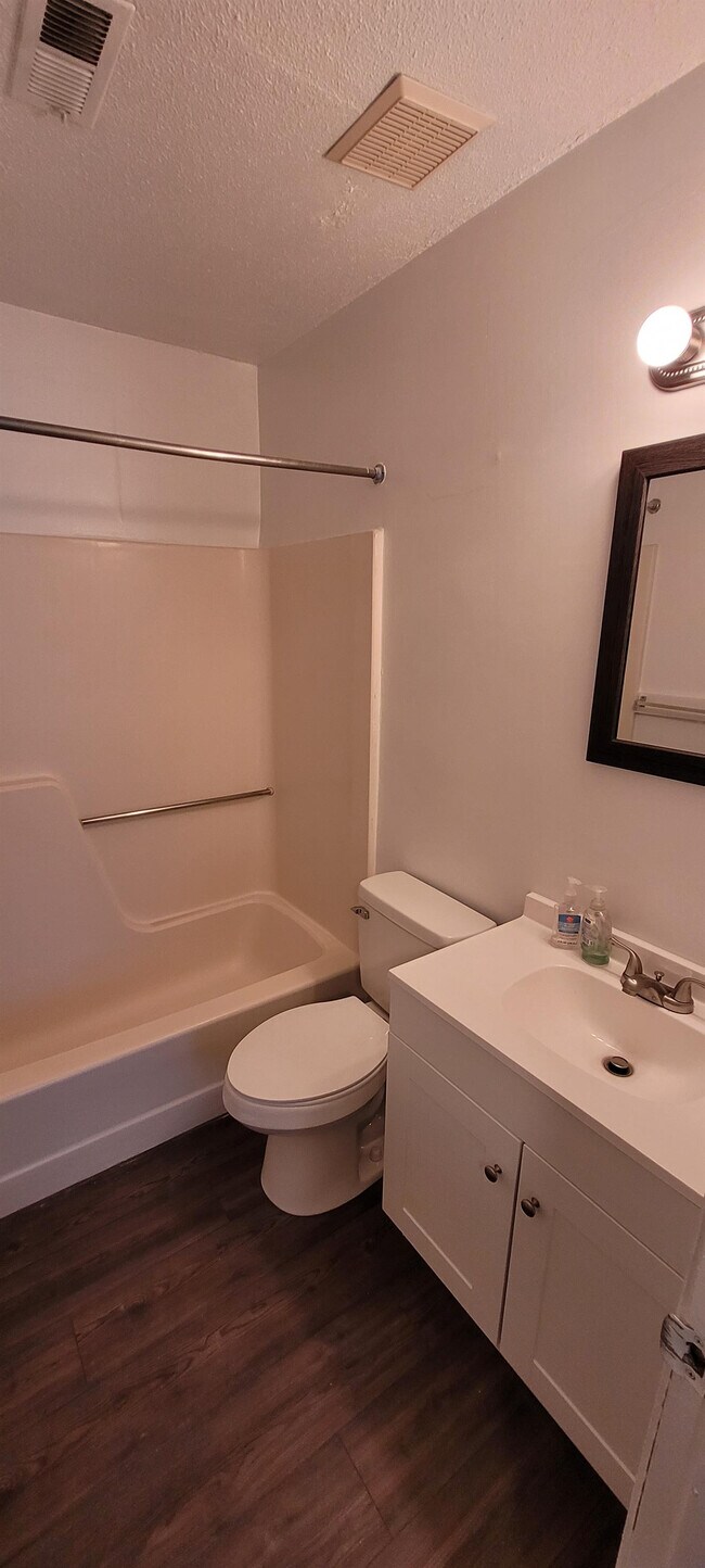 Building Photo - 2613 Stewart Dr