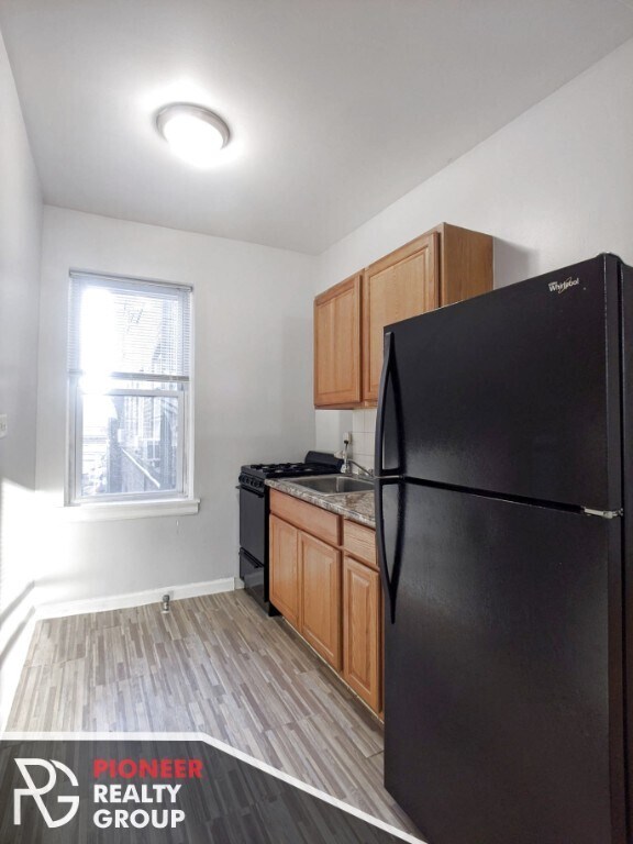 Foto del edificio - 5710 N Winthrop Ave