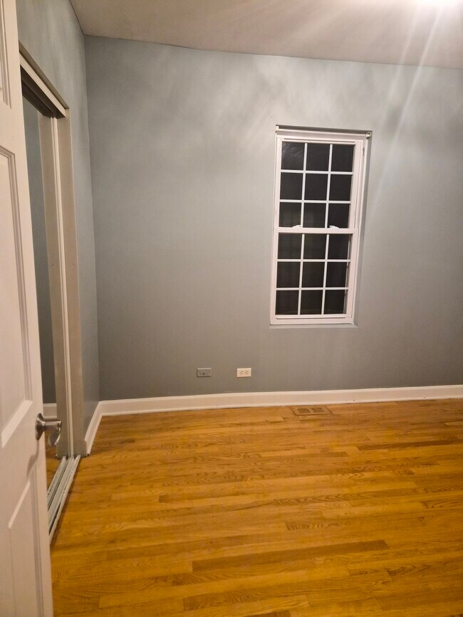 Foto del edificio - 1957 W Race Ave