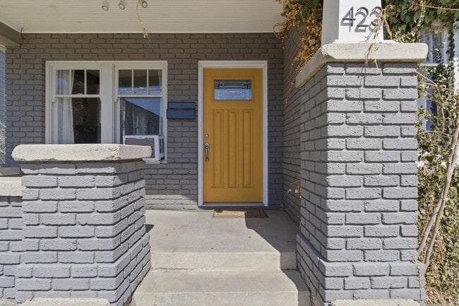Building Photo - 423 Mill St