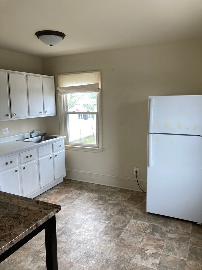 Foto del edificio - Second Floor One Bedroom Apartment in Aber...