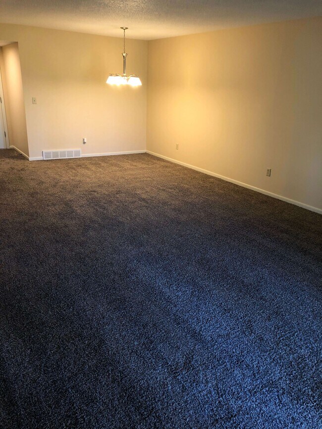 comedor - 1851 Melrose Ave