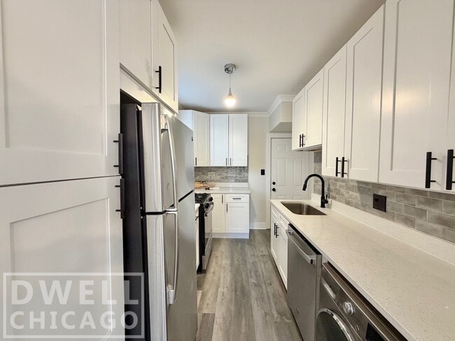 Building Photo - 3825 N Greenview Ave