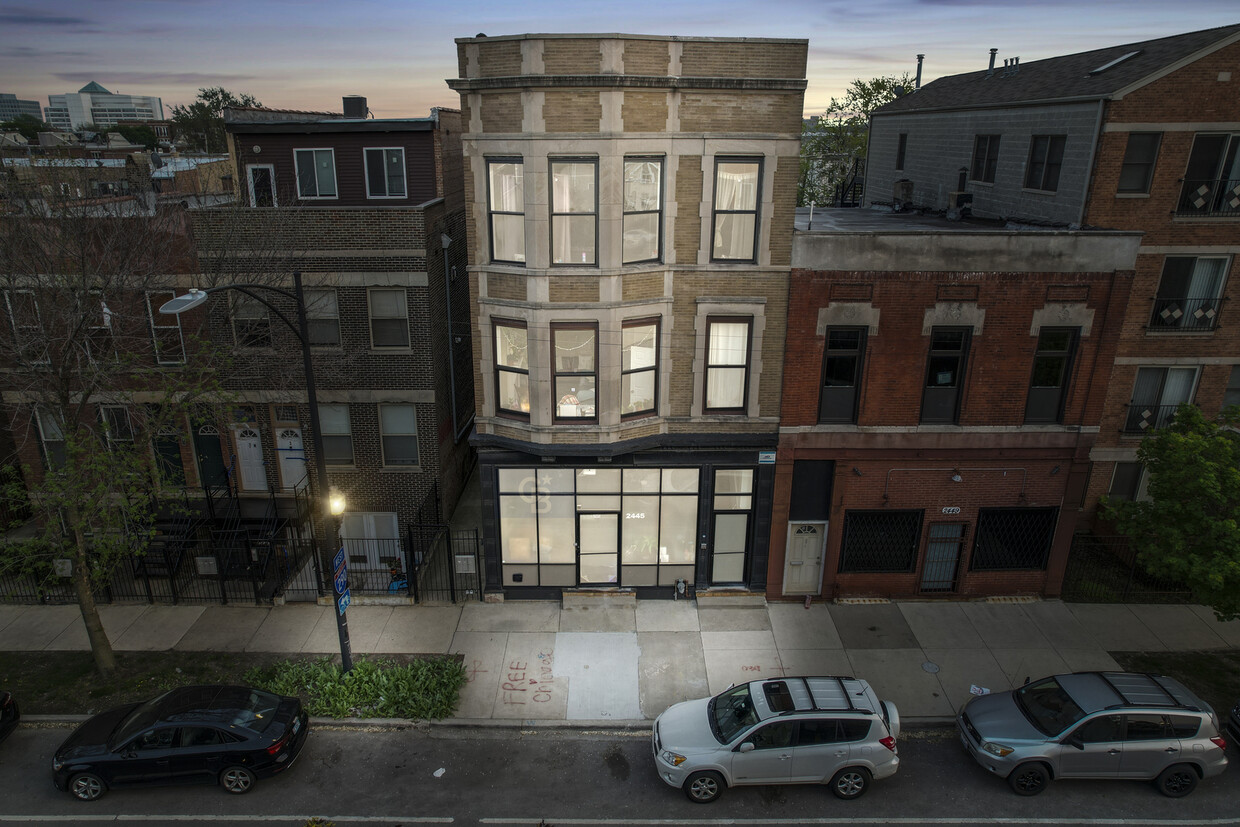 Primary Photo - 2445 W Harrison St