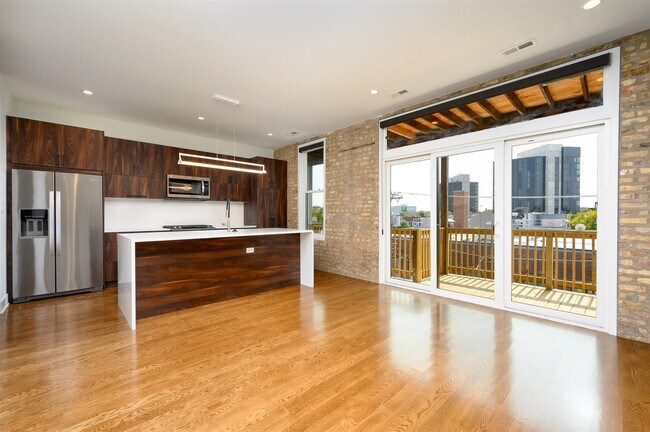 Building Photo - 2753 W Fullerton Ave