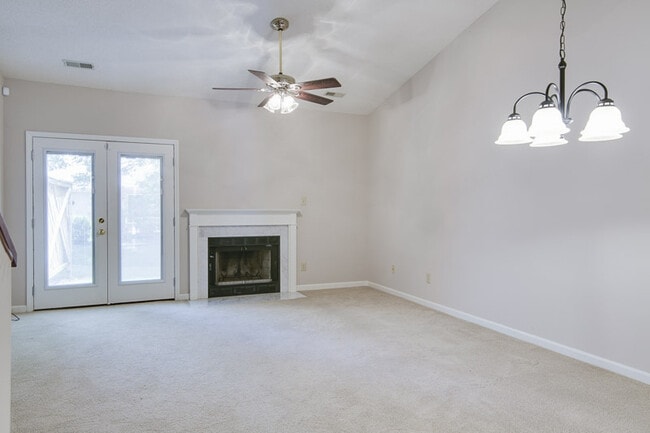Building Photo - Comfortable Living Just Minutes from Downt...