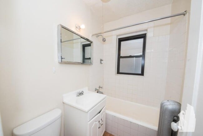 Building Photo - 1 bedroom in Chicago IL 60657