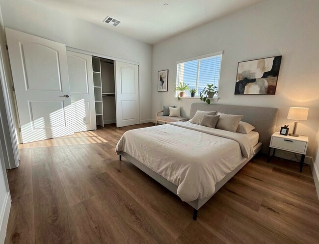 Foto del edificio - 300 W Foothill Blvd