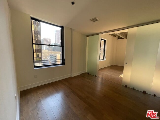 Foto del edificio - 727 W 7th St