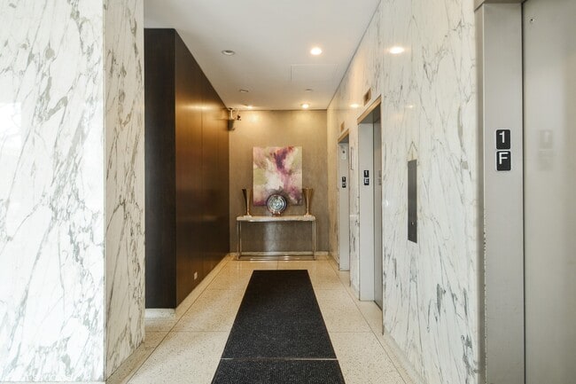 Foto del edificio - 1360 N Sandburg Terrace