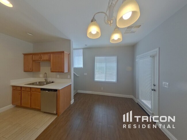 Foto del edificio - 719 Easter Lily Pl