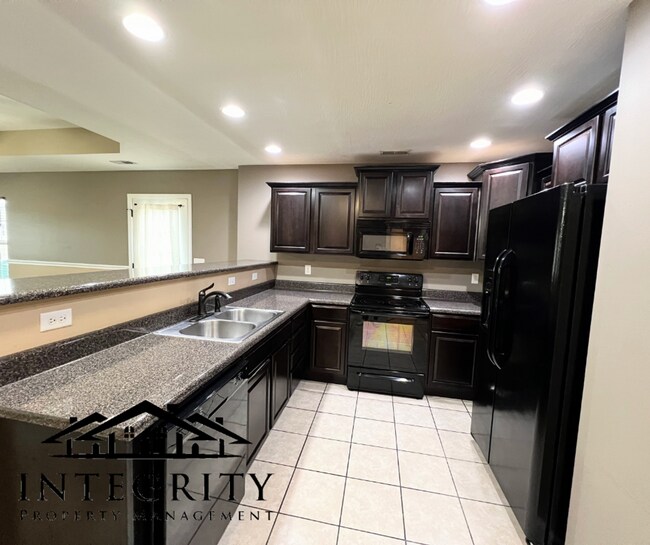 Foto del edificio - 21055 Halifax Dr