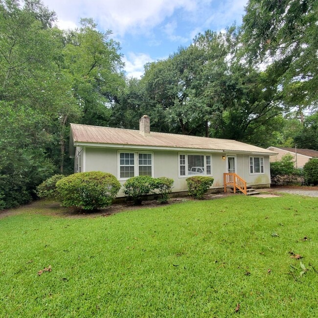 Building Photo - Spacious 3-Bedroom Home with Fireplace, an...