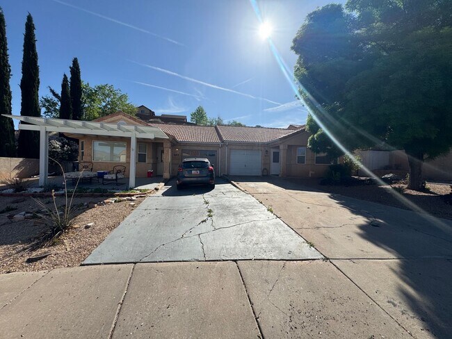 Foto del edificio - Fully Furnished Desert Dream Townhome! SHO...