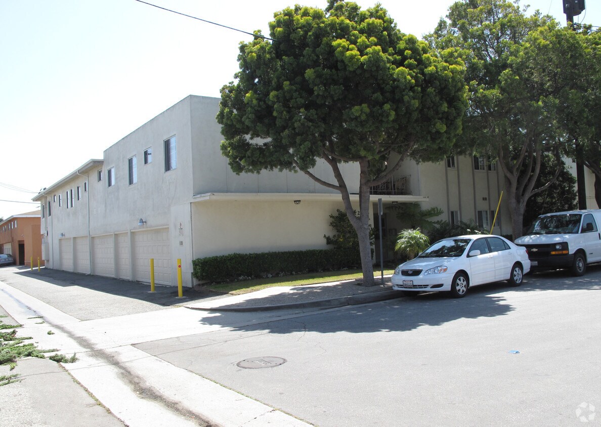 Primary Photo - Holiday House Apartments