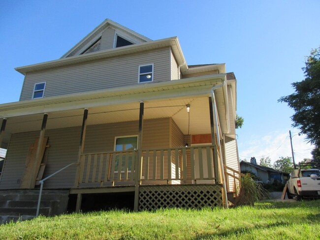 Building Photo - SPACIOUS 4 BEDROOM