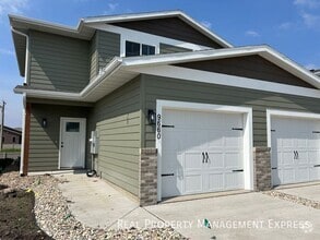 Building Photo - Cozy 2 Bedroom 1.5 Bathroom Townhome