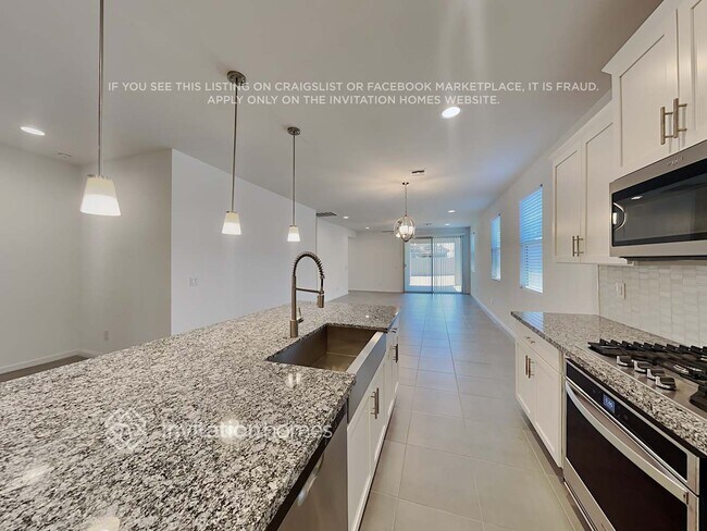 Building Photo - 17705 W Pinnacle Vista Dr